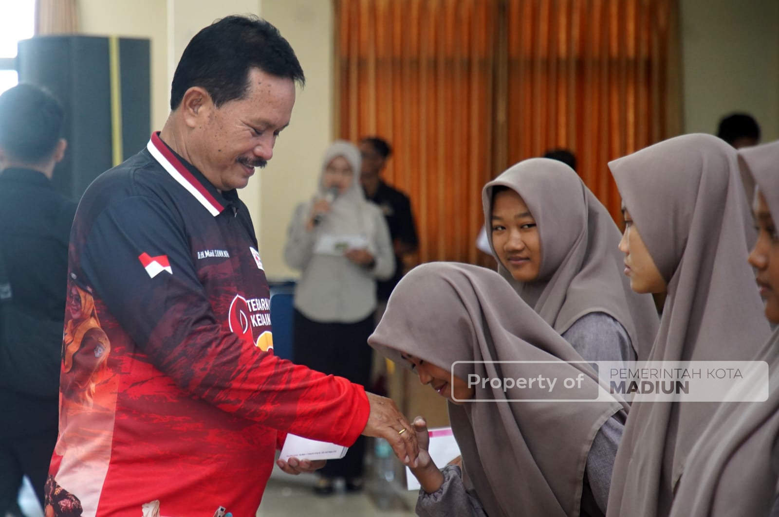 Hadiri HUT ke-80 PMI, Wali Kota Madiun Apresiasi Pendonor Setia dan Bagikan Penghargaan