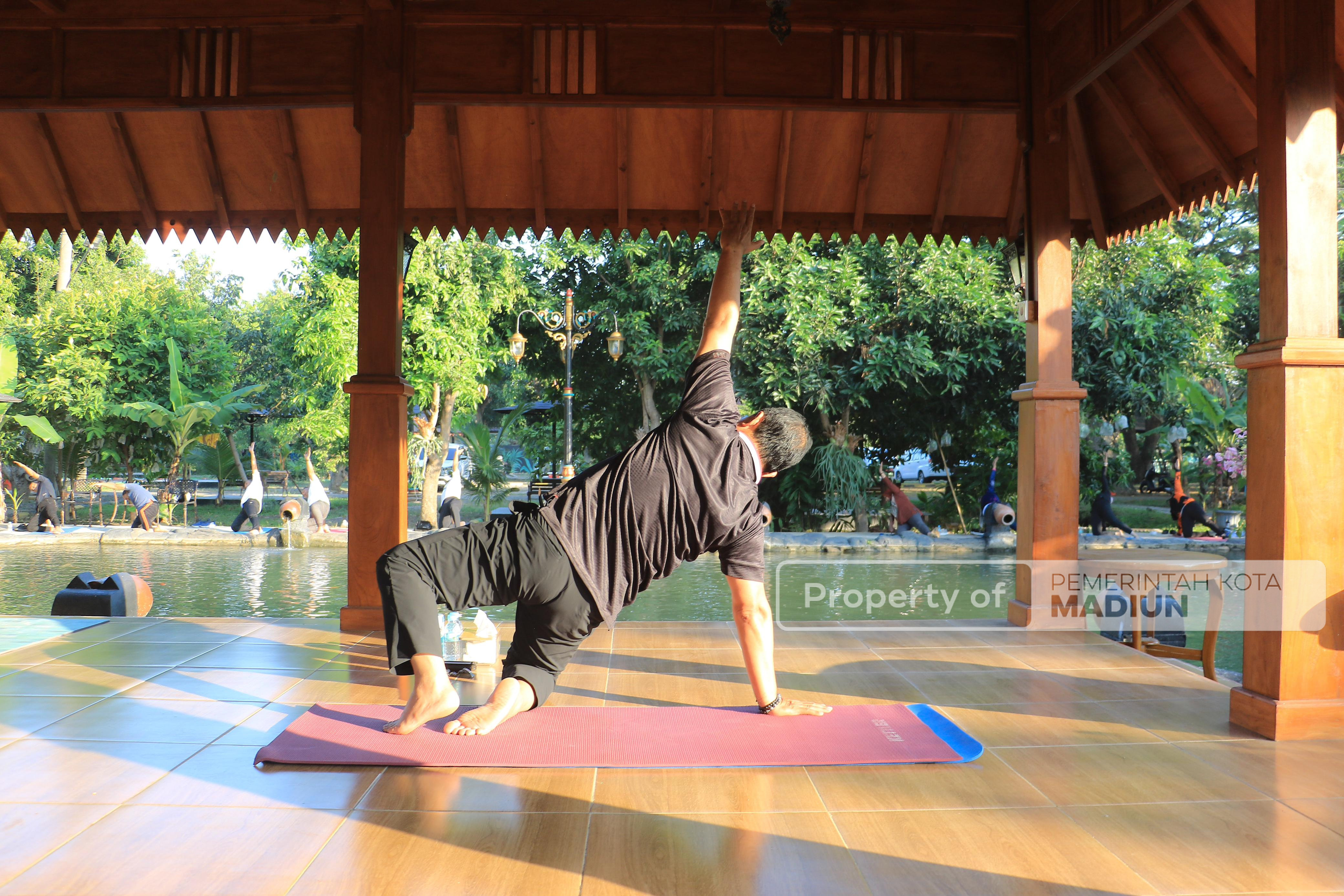 Wujudkan Aparatur Sehat dan Bugar Melalui Yoga