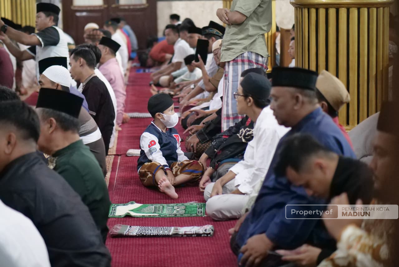 Plt Wali Kota Madiun Hadiri Tarawih Perdana, Ajak Warga Sambut Ramadan dengan Tertib dan Penuh Berkah