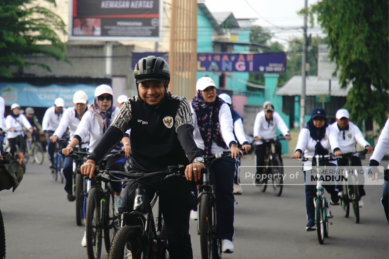 Peringati HUT KORPRI ke-54, Wali Kota Madiun Gowes hingga Serahkan Bantuan Sembako untuk Relawan Kebersihan