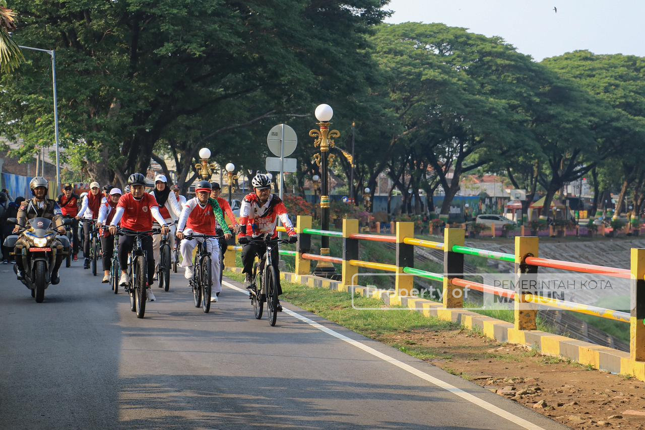 Gowes Sambil Pantau Kota, Wali Kota Madiun Cek Progres MPP dan Sapa Warga di Sepanjang Rute