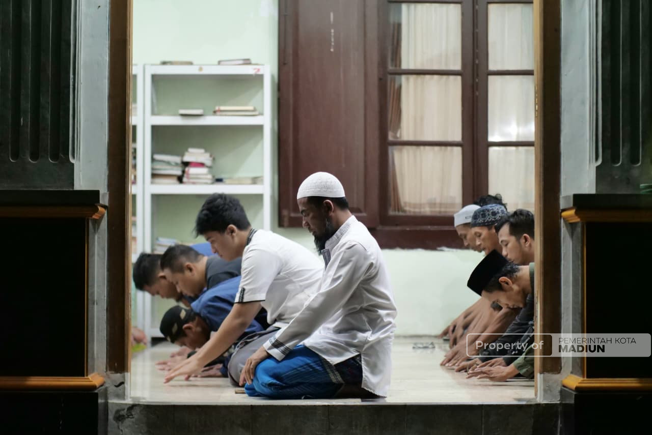 Plt Wali Kota Madiun Hadiri Tarawih Perdana, Ajak Warga Sambut Ramadan dengan Tertib dan Penuh Berkah