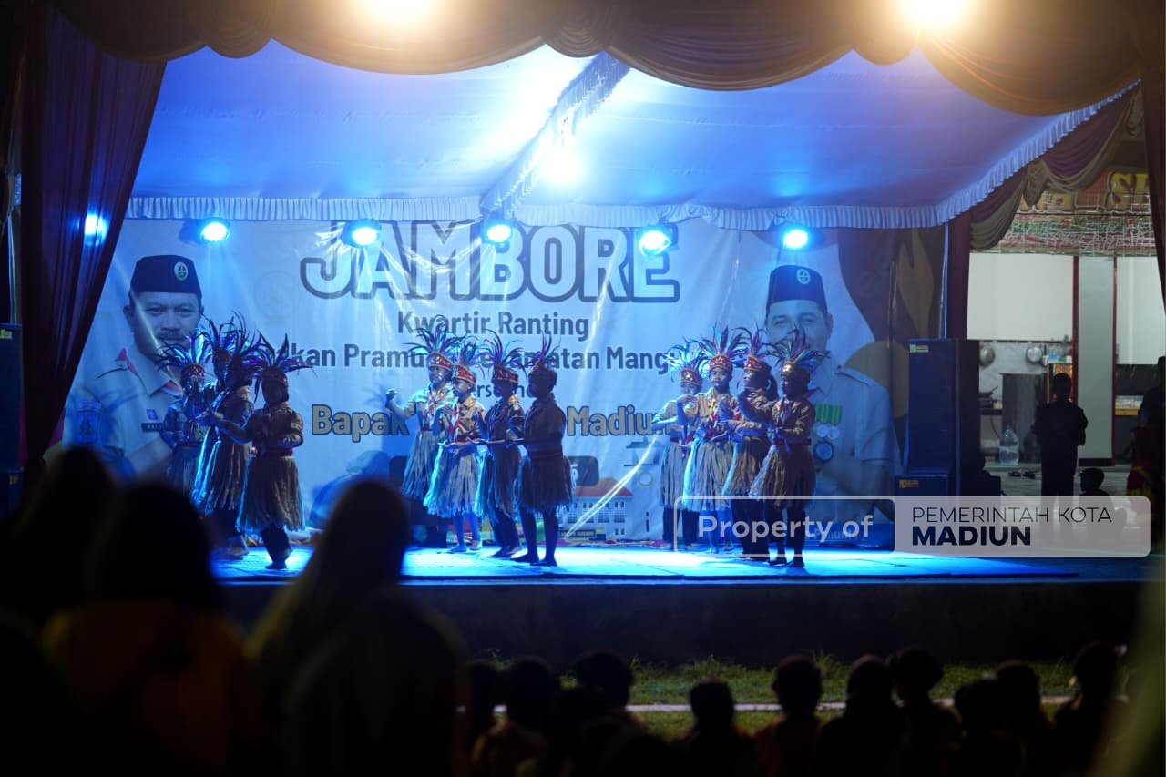 Tandai Dibukanya Jambore Ranting Manguharjo, Wali Kota Madiun Nyalakan Api Unggun