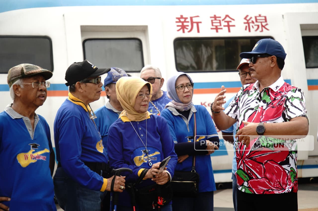 Olahraga Bersama Para Profesor Unair, Wali Kota Kenalkan Kota Sekaligus Minta Saran Masukan