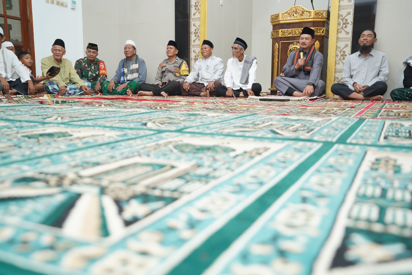Salat Isya di Masjid Al Muttaqin, Wali Kota Juga Salurkan Berbagai Bantuan
