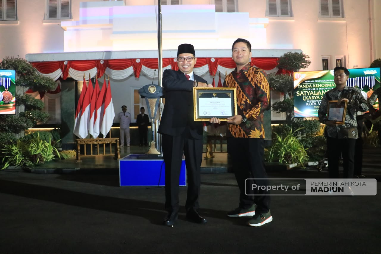 Plt Wali Kota Madiun Serahkan Tanda Kehormatan Satyalancana, Dorong ASN Jadi Jangkar Pemerintahan dan Konsisten Berikan Pelayanan Terbaik