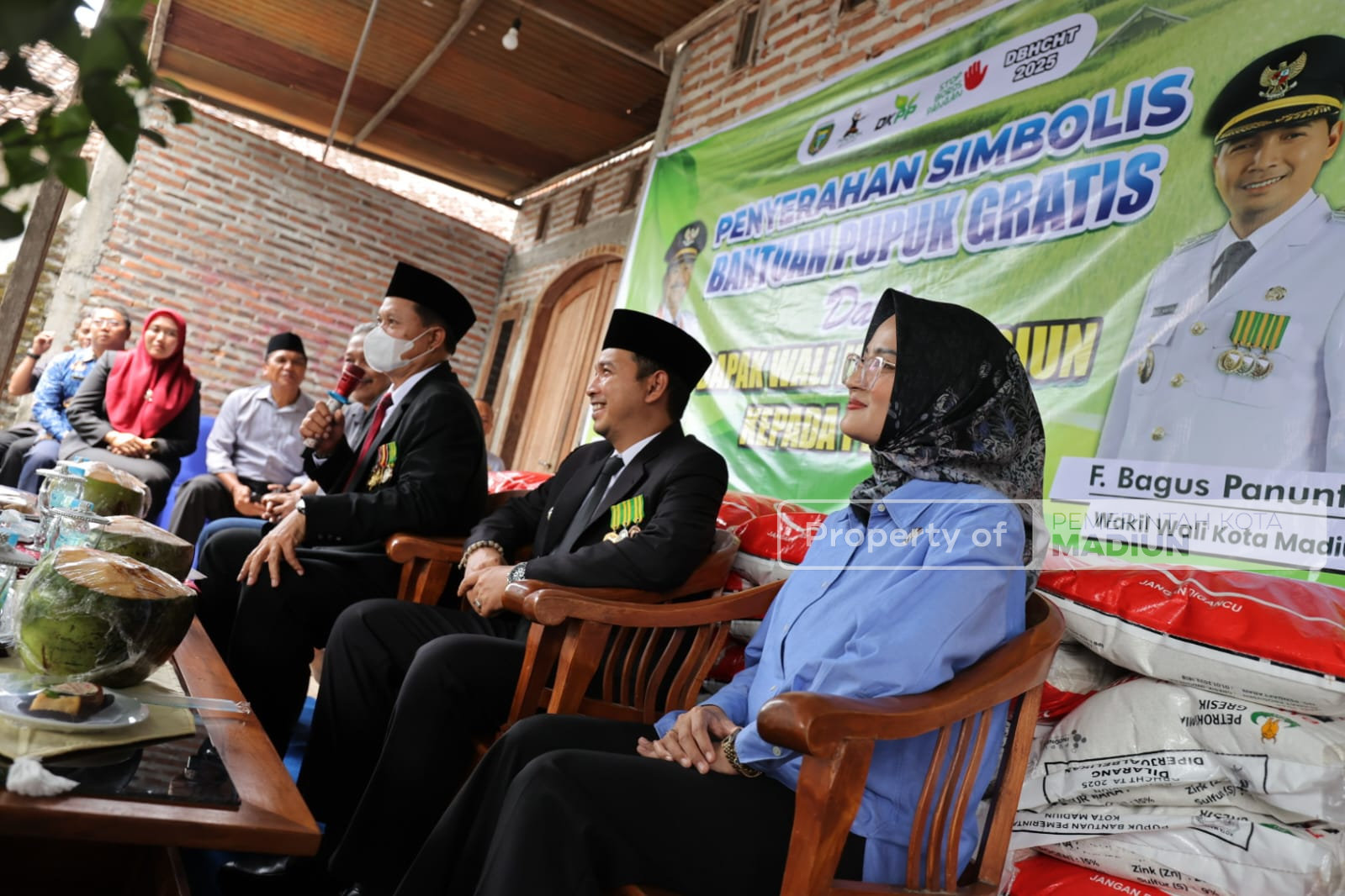 Dongkrak Produktivitas Pertanian, Wali Kota Madiun Serahkan Pupuk Program Bantuan