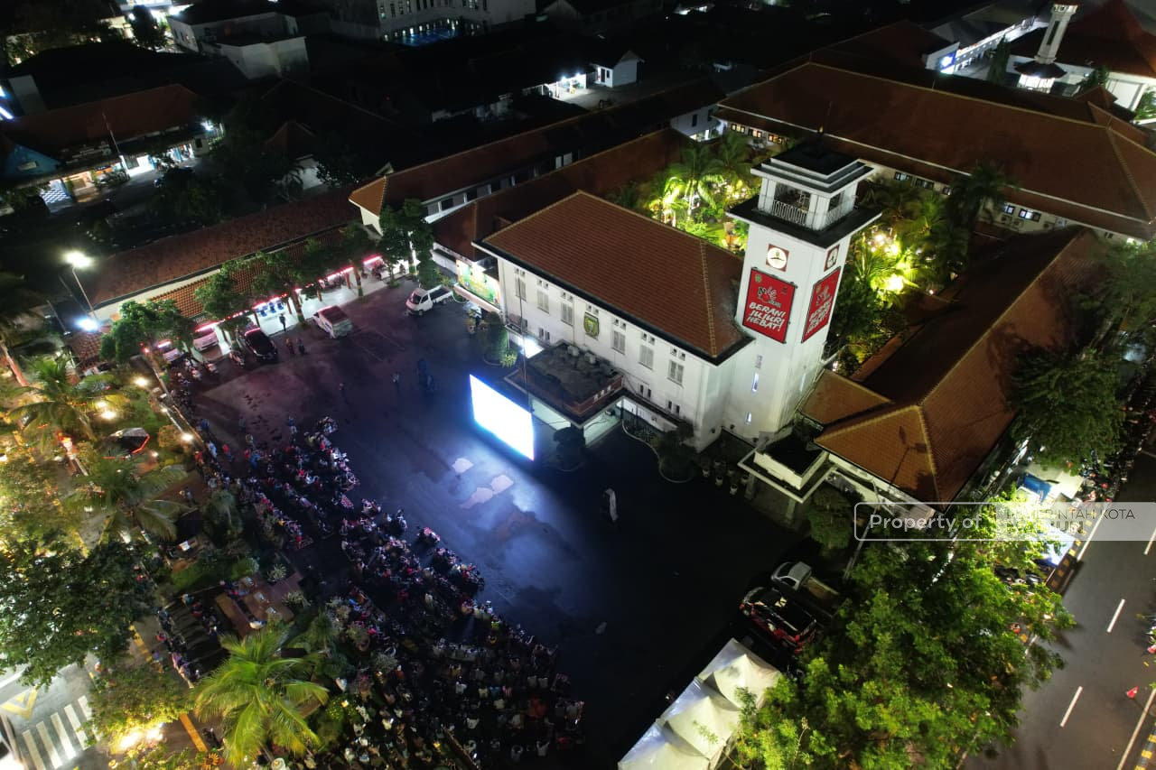Sempat Diguyur Hujan, Ratusan Warga Tetap Antusias Nobar Final FIFA Series 2026 di Balai Kota Madiun