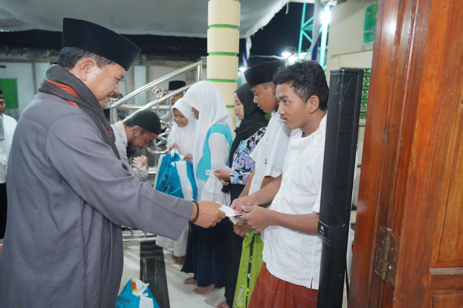 Salat Isya di Masjid Al Muttaqin, Wali Kota Juga Salurkan Berbagai Bantuan