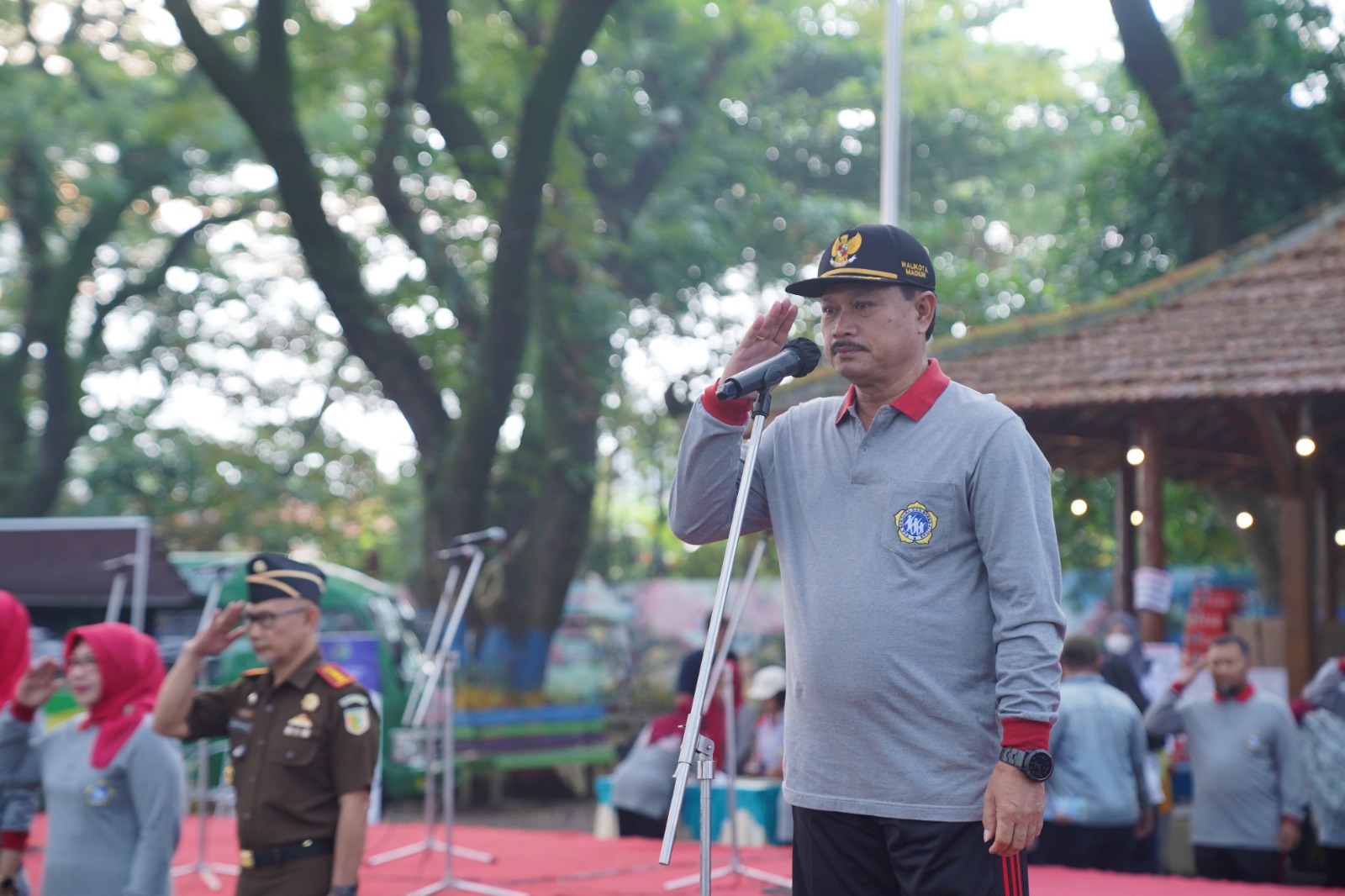 Gelar Senam Lansia, Wali Kota Sosialisasikan Program Laptop Gratis