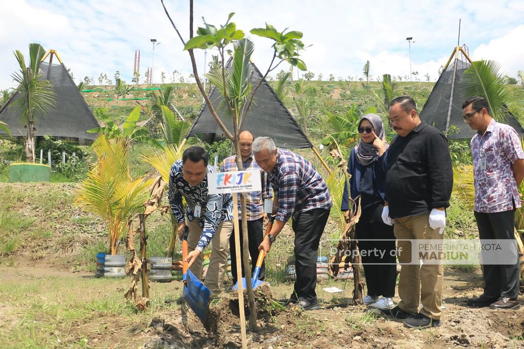Dukung Pengelolaan Sampah Berkelanjutan, OJK Kediri Serahkan Ratusan Bibit Tanaman
