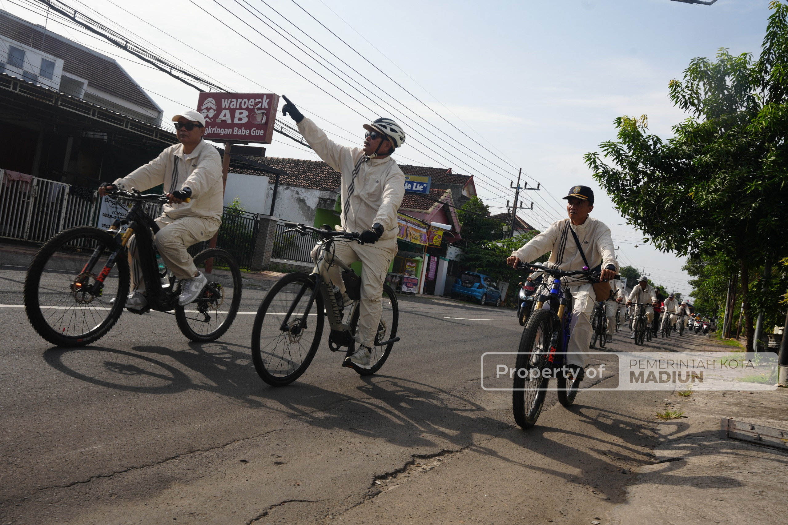 Cek Estetika Kota Melalui Gowes Bersama, Wali Kota Juga Tandai Tiang Provider Bermasalah