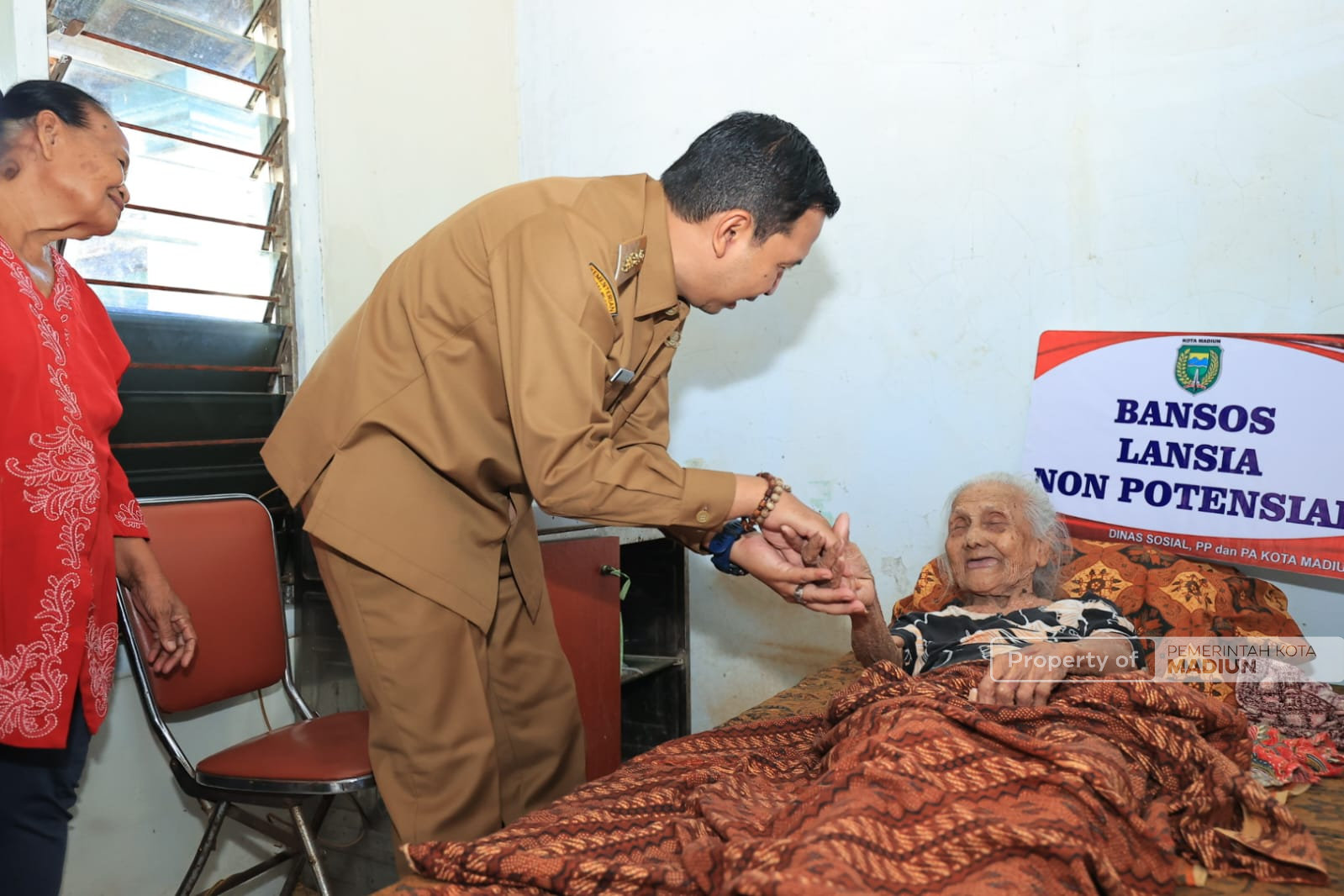 Pemkot Salurkan Bansos Triwulan I untuk Lansia Ngebrok-Disabilitas