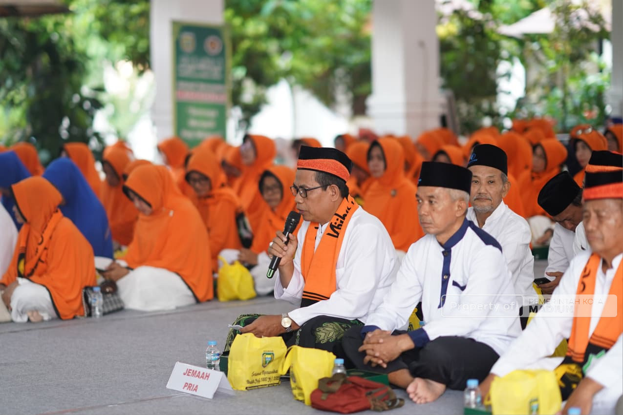 Jelang Keberangkatan Haji, Plt Wali Kota Madiun Ingatkan CJH Jaga Kesehatan dan Ikuti Arahan Pembimbing