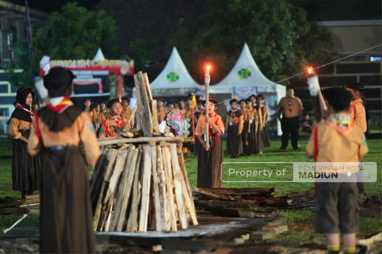 Tandai Dibukanya Jambore Ranting Manguharjo, Wali Kota Madiun Nyalakan Api Unggun