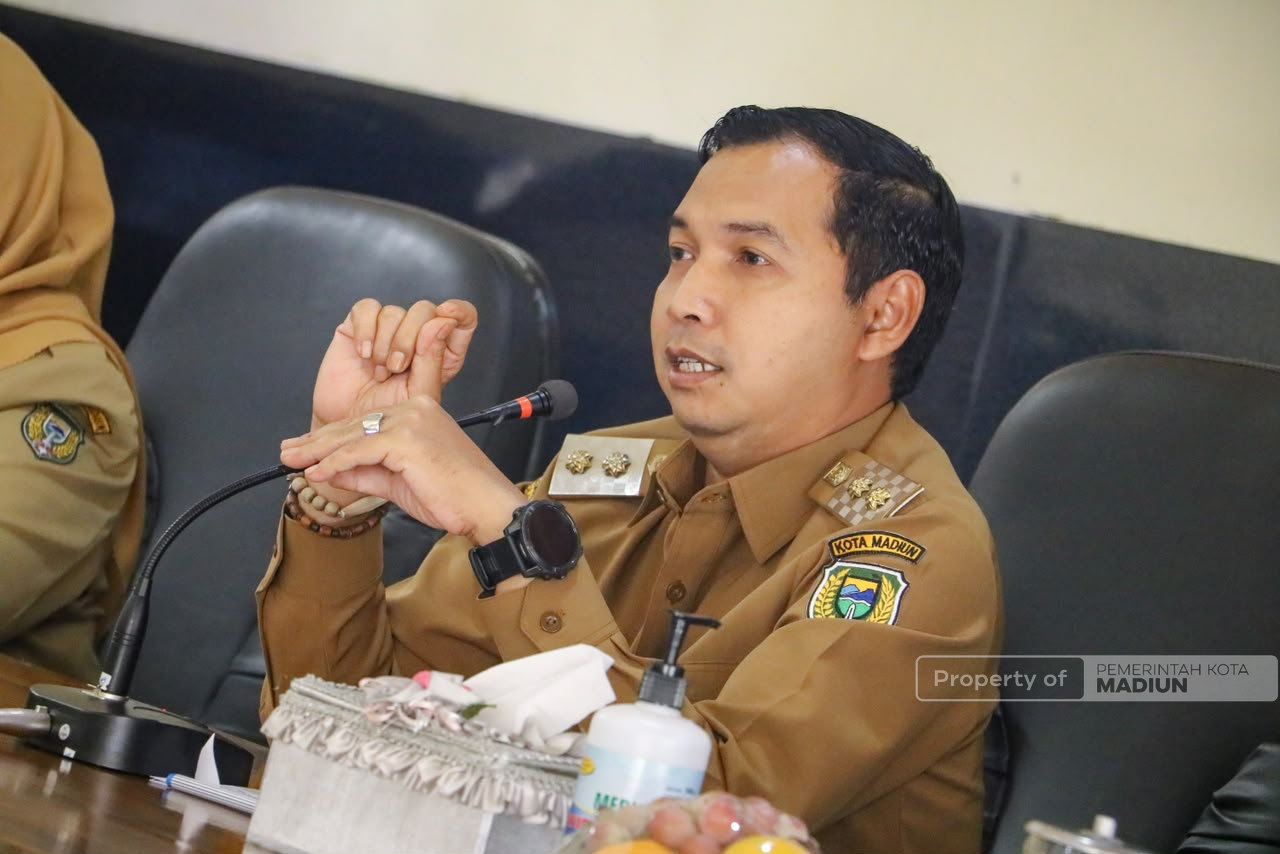Beri Pembinaan PKL, Plt Wali Kota Tegaskan PKL Wajib Jaga Kebersihan