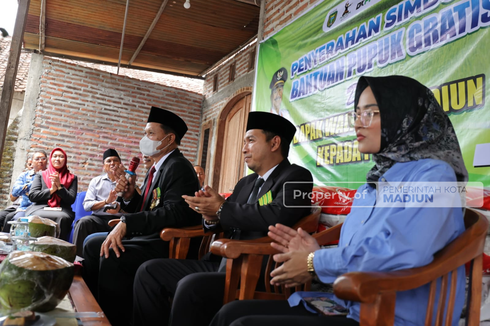 Dongkrak Produktivitas Pertanian, Wali Kota Madiun Serahkan Pupuk Program Bantuan