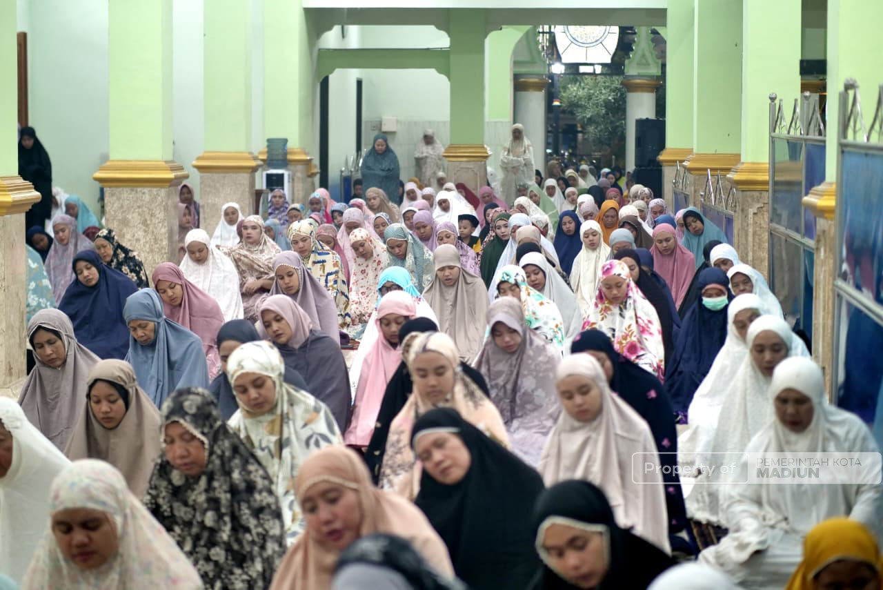 Plt Wali Kota Madiun Hadiri Tarawih Perdana, Ajak Warga Sambut Ramadan dengan Tertib dan Penuh Berkah