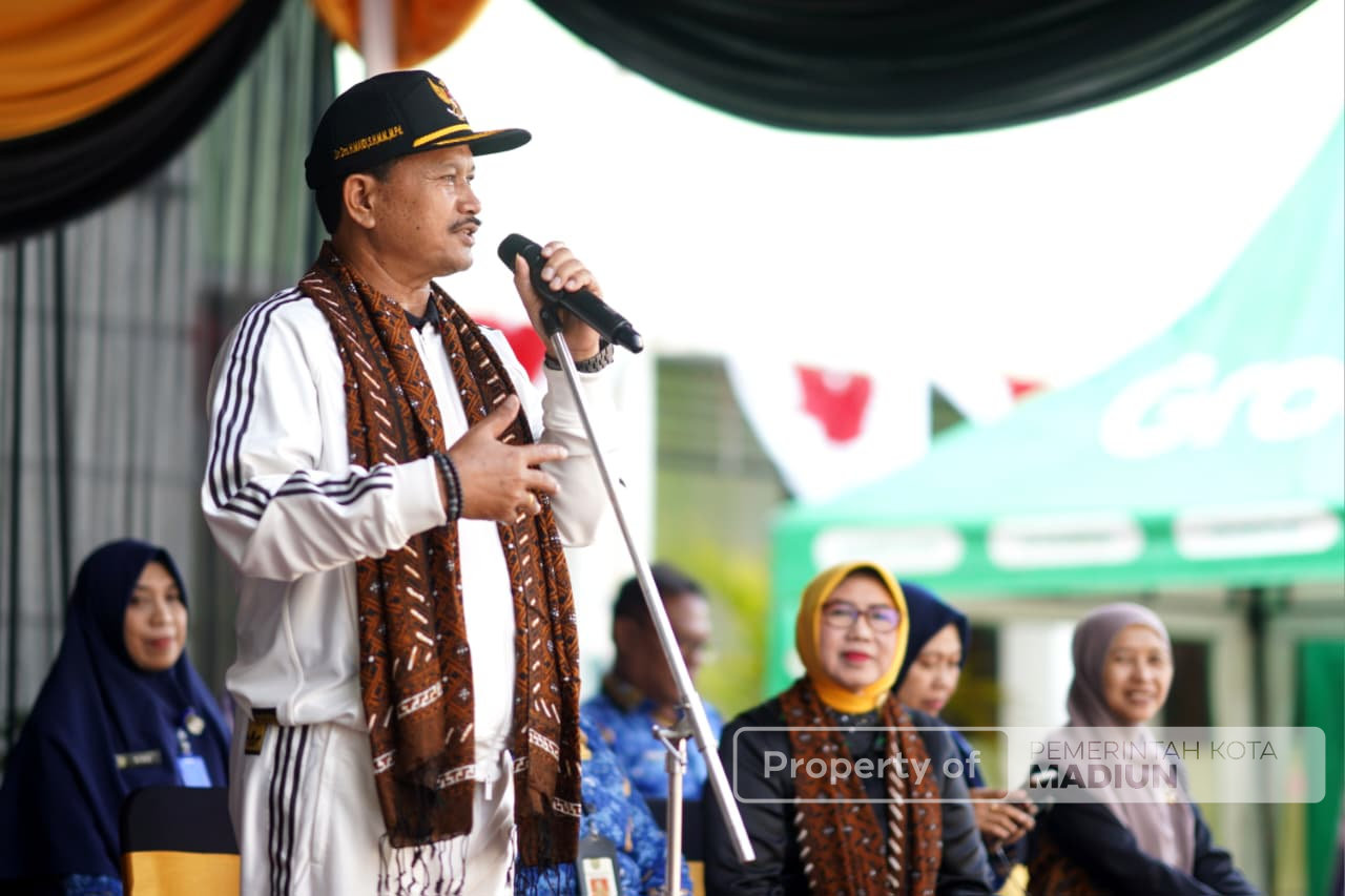 Meriah! Wali Kota Madiun Berangkatkan Pawai HUT ke-79 SMPN 2 Madiun