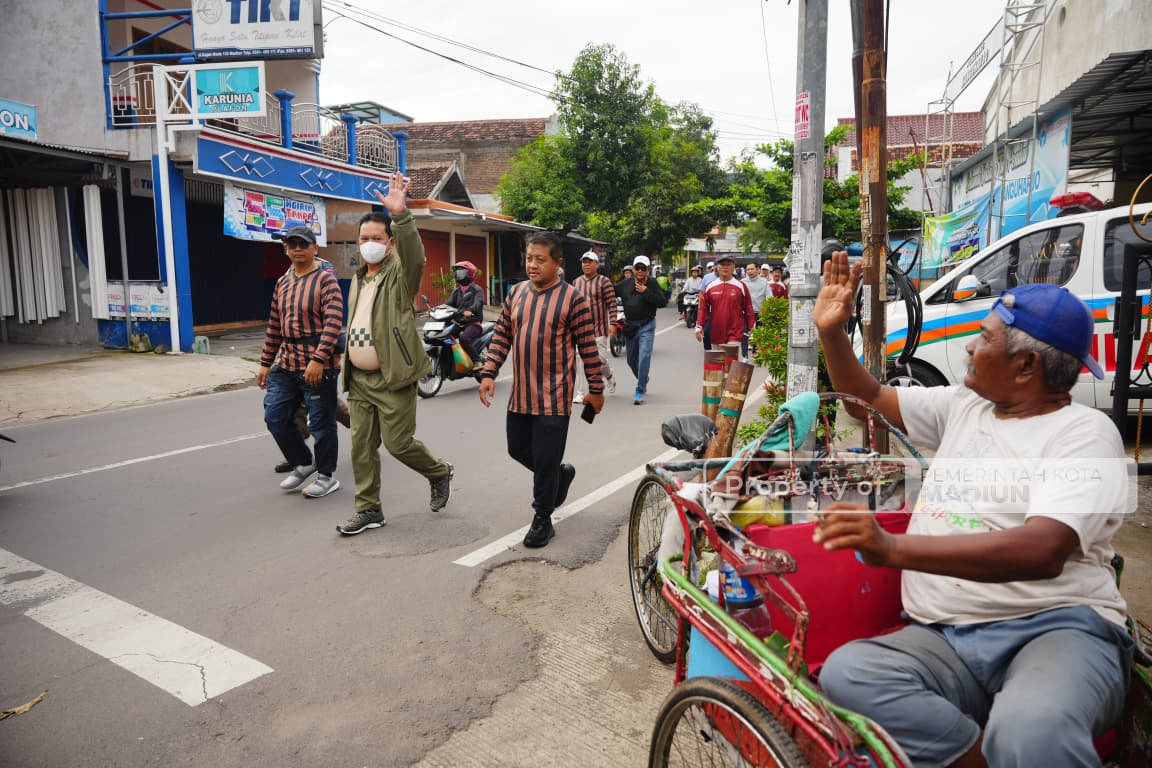 Jalan Kaki Bersama Pejabat Perangkat Daerah, Wali Kota Madiun Serahkan Bantuan di Kelurahan Winongo dan Kelurahan Manguharjo