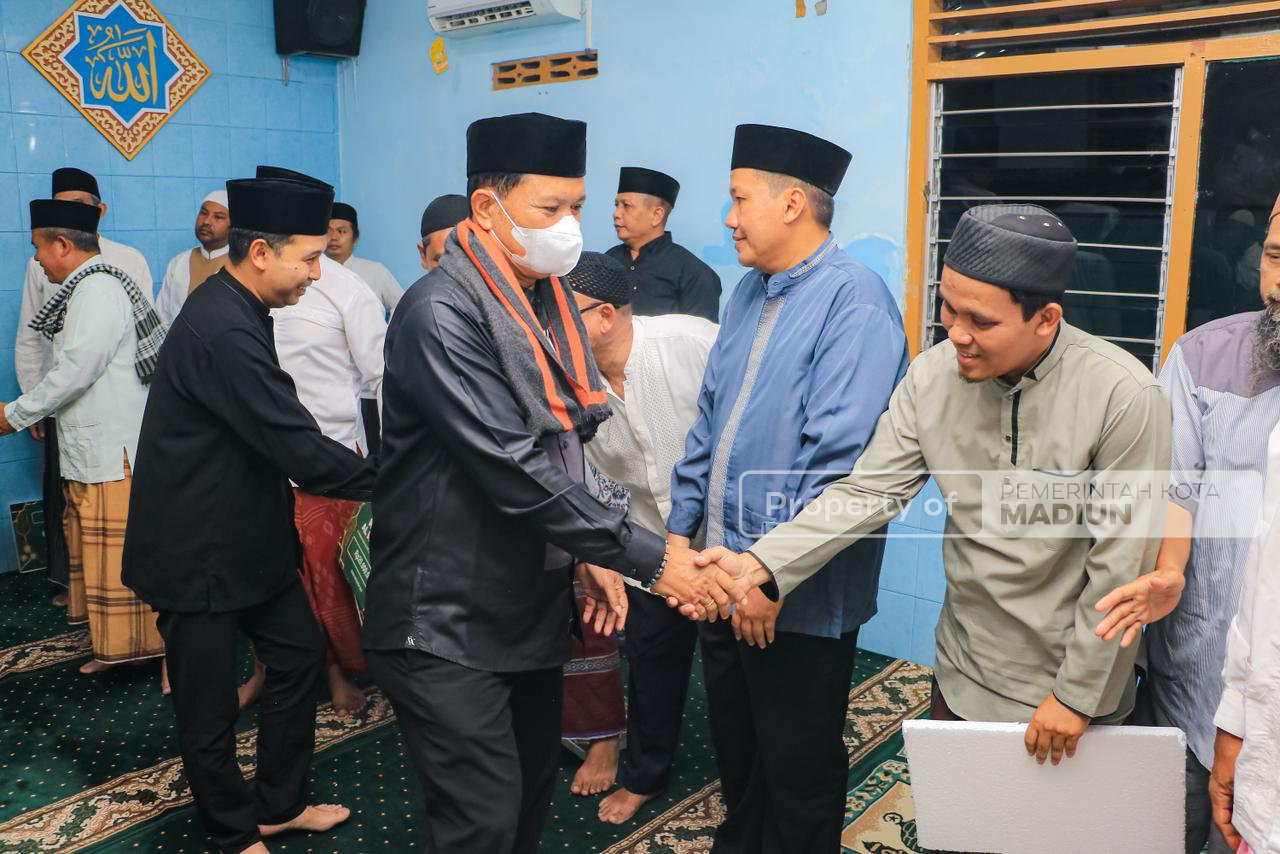 Pererat Silaturahmi, Wali Kota Madiun Hadiri Sholat Isya Bersama Warga Jalan Citarum di Mushola Al Barokah