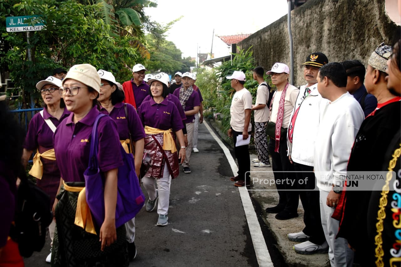 Berangkatkan Jalan Santai Budaya HUT ke-26 Paroki Mater Dei Madiun, Wali Kota Beri Selamat dan Apresiasi Kegiatan