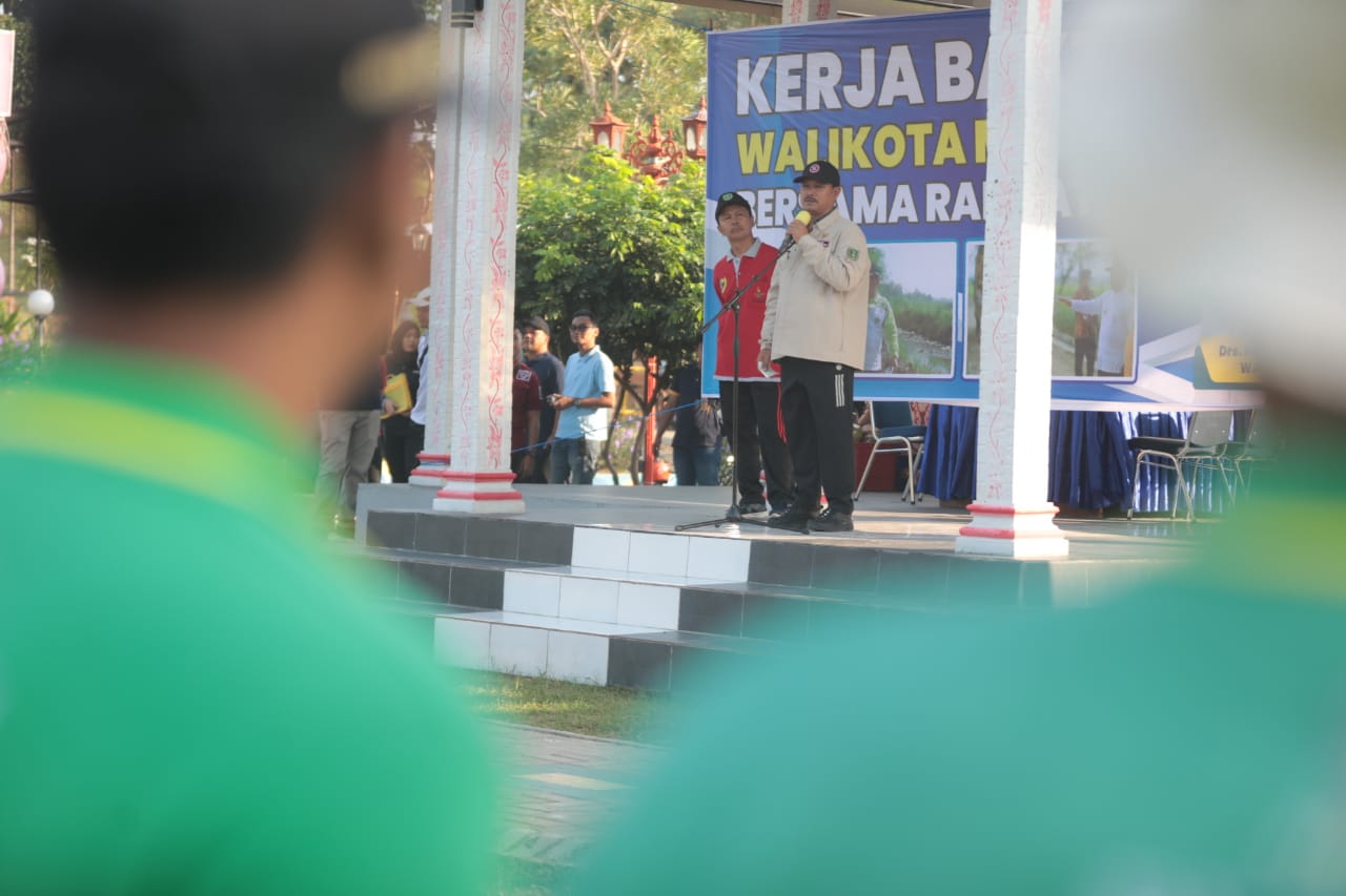 Kerja Bakti Bersama Warga di Lapak Pancasoka, Wali Kota Harap Kebersihan dan Kenyamanan Terus Dijaga