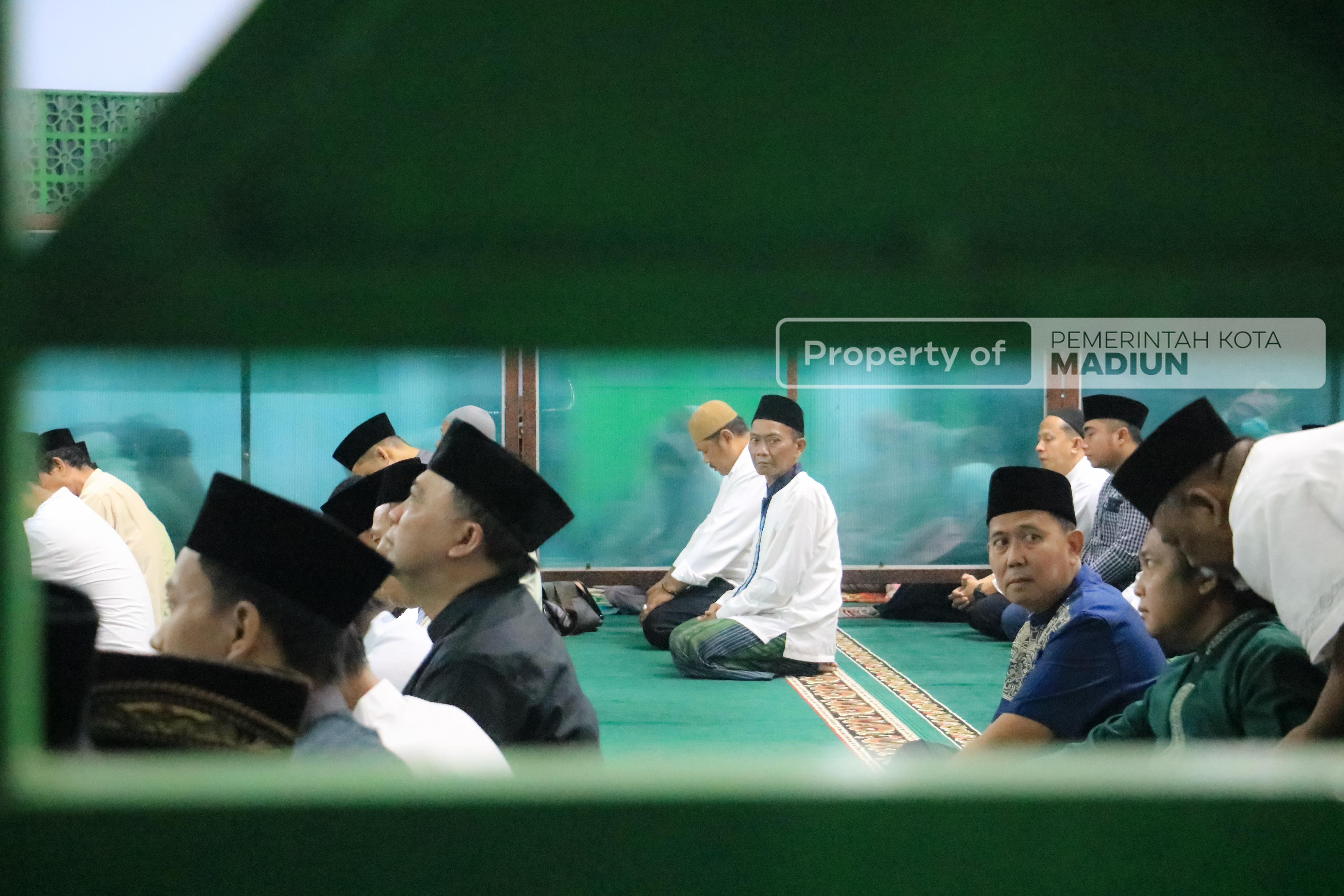 Salat Isya di Masjid Baitussilaturrahmin, Wali Kota Ajak Masyarakat Senantiasa Jaga Kerukunan