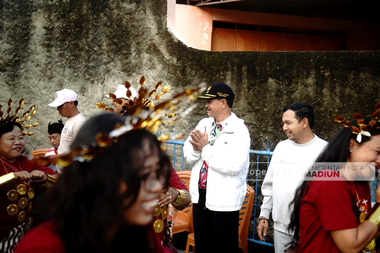 Berangkatkan Jalan Santai Budaya HUT ke-26 Paroki Mater Dei Madiun, Wali Kota Beri Selamat dan Apresiasi Kegiatan