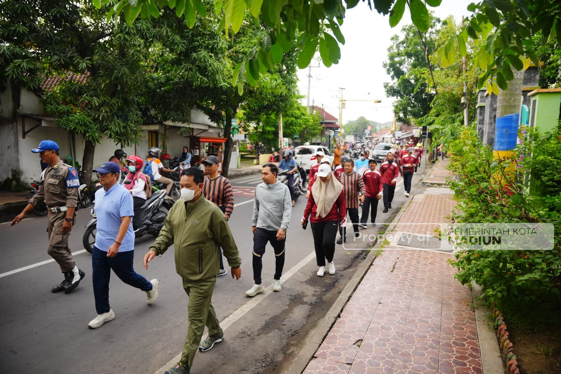 Jalan Kaki Bersama Pejabat Perangkat Daerah, Wali Kota Madiun Serahkan Bantuan di Kelurahan Winongo dan Kelurahan Manguharjo