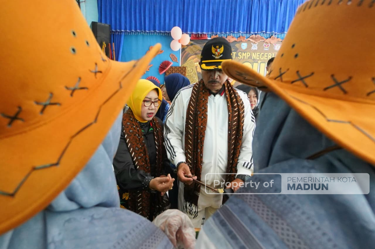Meriah! Wali Kota Madiun Berangkatkan Pawai HUT ke-79 SMPN 2 Madiun