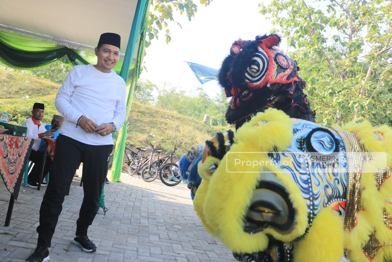 Semangat Bangun Silaturahmi, Wawali Apresiasi Santri dan Warga Lewat Sepeda Santai Hari Santri