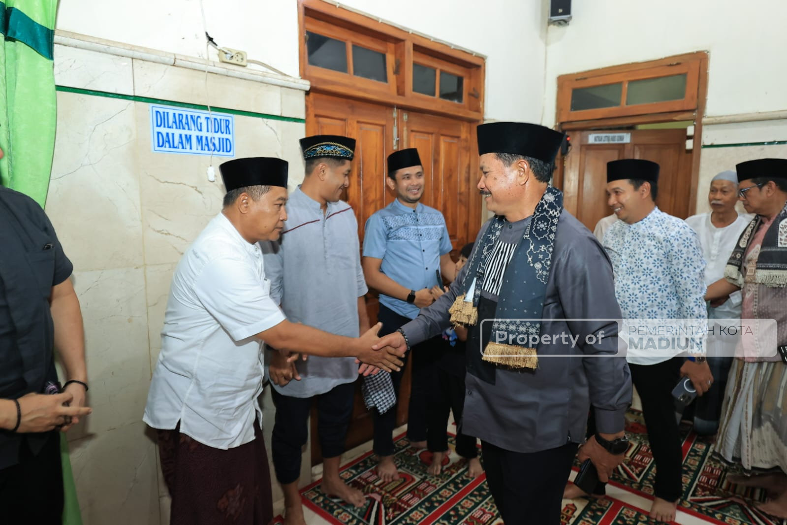 Safari Salat Isya, Salat Jemaah hingga Serahkan Santunan Warga