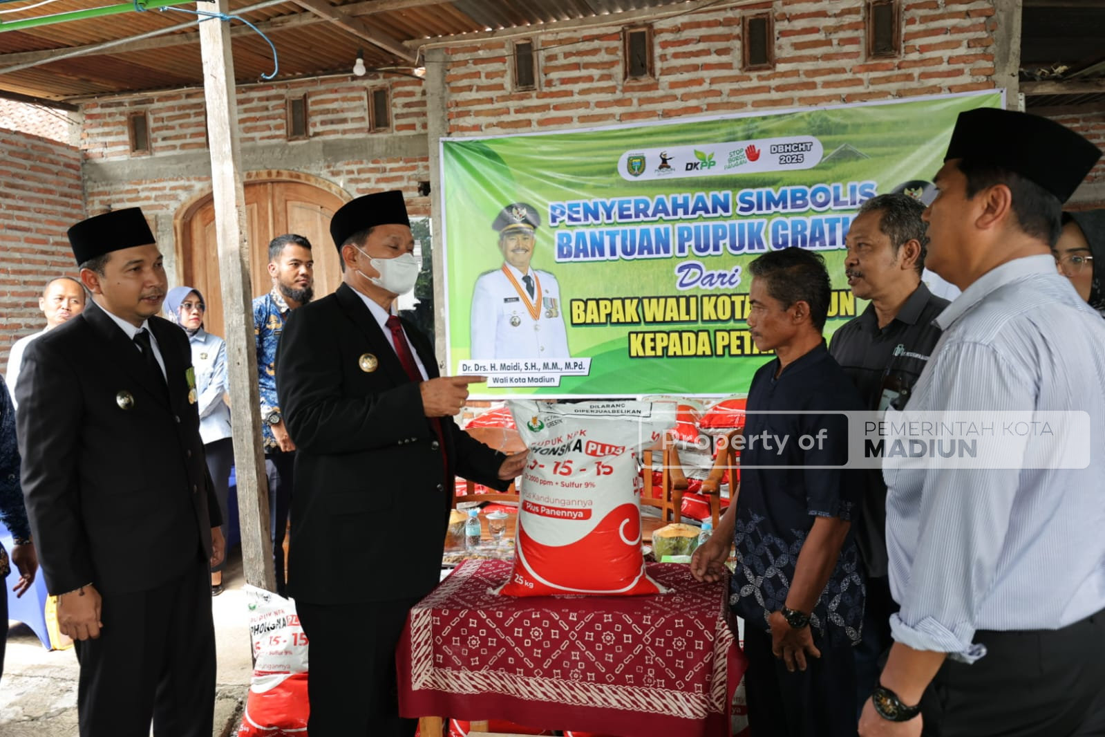 Dongkrak Produktivitas Pertanian, Wali Kota Madiun Serahkan Pupuk Program Bantuan