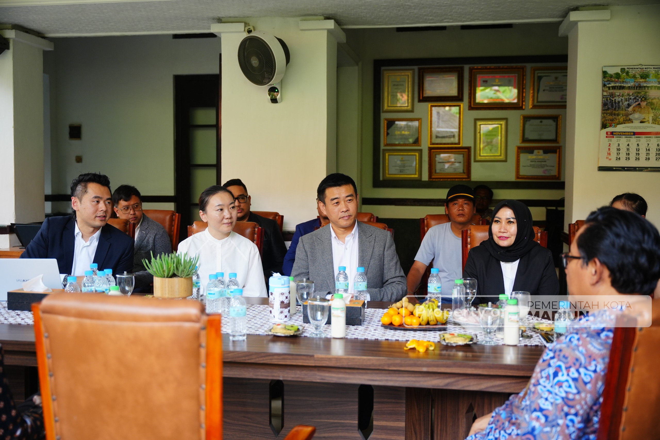 Terima Dua Audiensi, Wali Kota Bahas Kelanjutan Penataan Kabel Jalur Bawah dan Madiun Berkilau di Pergantian Tahun Nanti