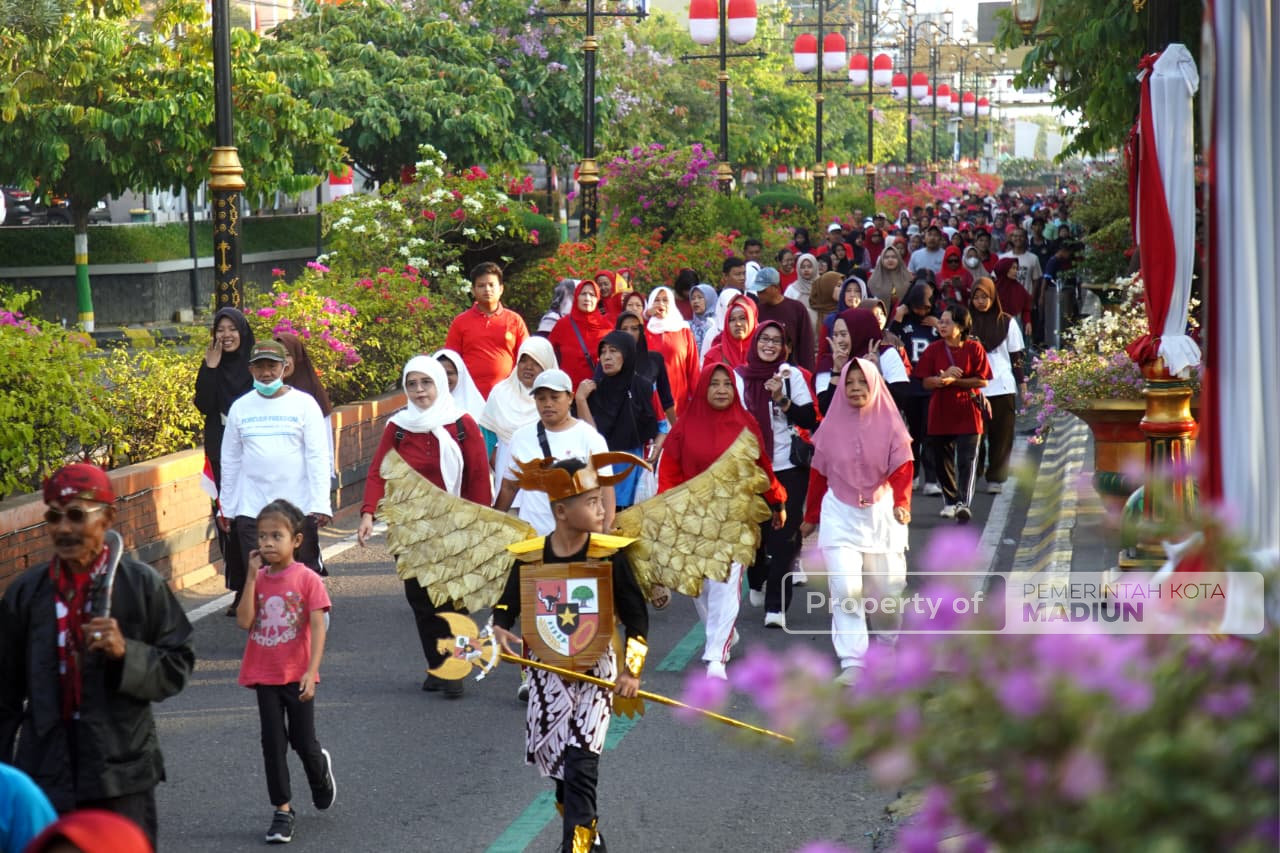 Jalan Santai di Kelurahan Kartoharjo, Wali Kota Ajak Warga Jaga Kondusivitas Kota