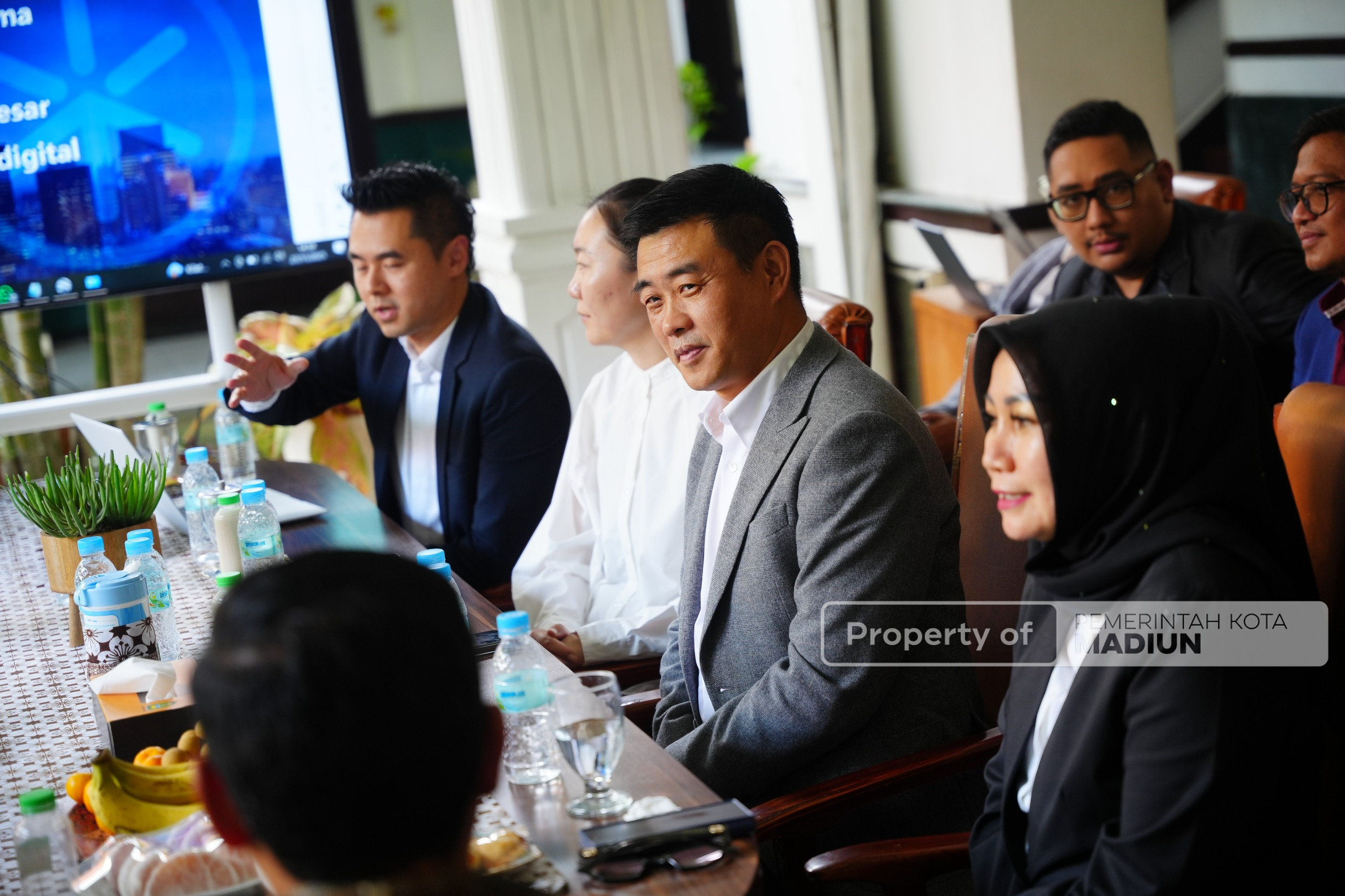 Terima Dua Audiensi, Wali Kota Bahas Kelanjutan Penataan Kabel Jalur Bawah dan Madiun Berkilau di Pergantian Tahun Nanti