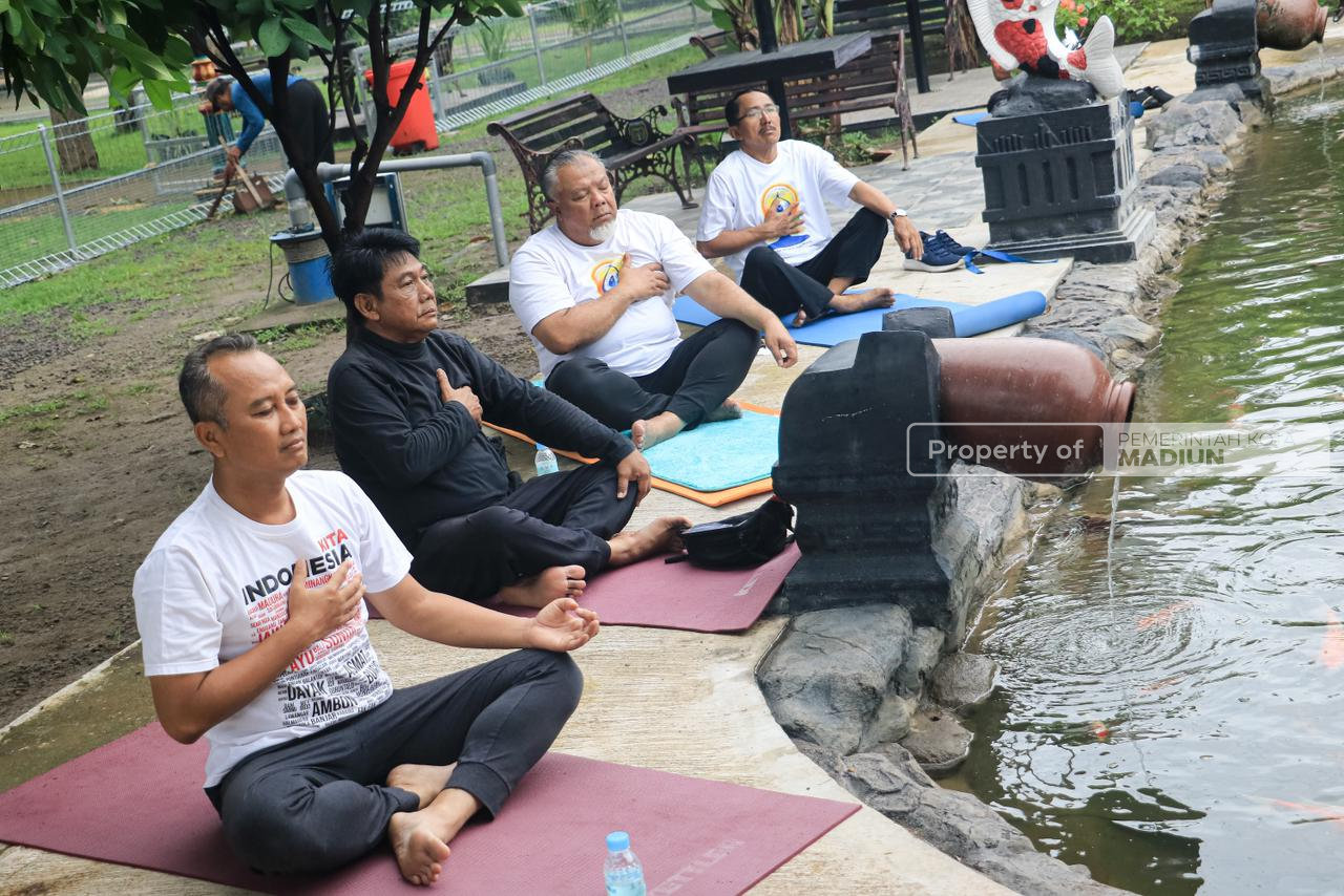 Tingkatkan Stamina dan Produktivitas Abdi Negara Melalui Senam Yoga