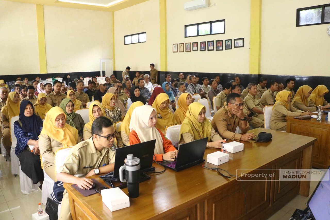 Beri Pembinaan PKL, Plt Wali Kota Tegaskan PKL Wajib Jaga Kebersihan