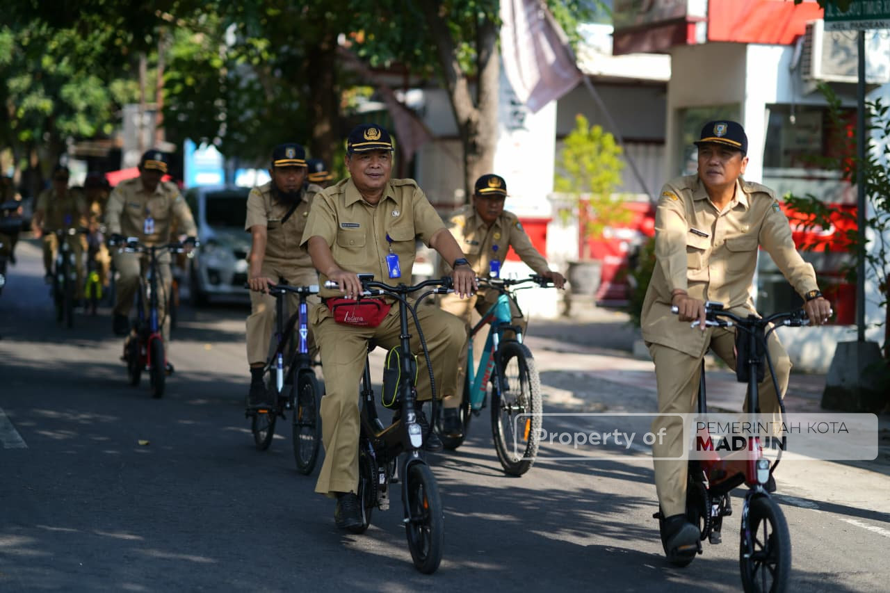Gowes Bersama OPD, Wali Kota Madiun Resmikan SPPG hingga Sosialisasikan TPS Incinerator